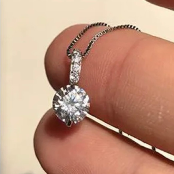 Vintage Style Simple Rhinestone Pendant Necklace - Picture 4 of 10